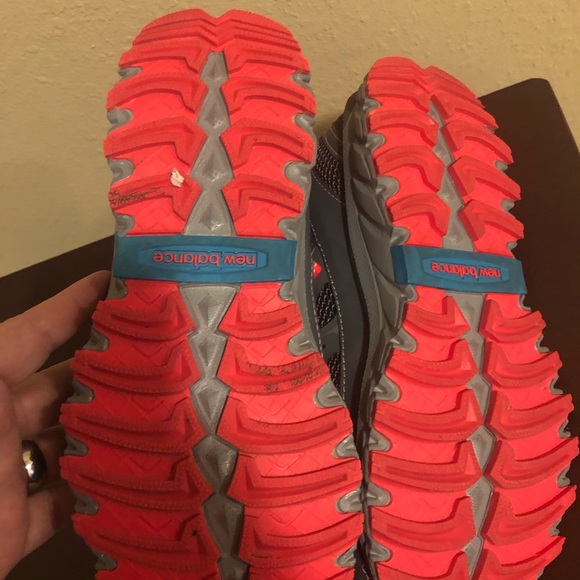 New Balance WT610GP4 Trail Shoes All Terrain Running Grey Coral Womens Size 8 B - Picture 7 of 8